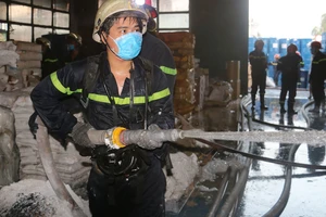 Cảnh sát PCCC dập lửa tại một công ty ở huyện Hóc Môn