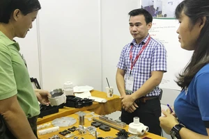Doanh nghiệp Việt Nam đang giới thiệu sản phẩm phụ trợ với các doanh nghiệp Nhật Bản
