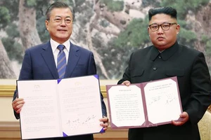 Nhà lãnh đạo Triều Tiên Kim Jong-un (phải) và Tổng thống Hàn Quốc Moon Jae-in tại hội nghị thượng đỉnh ở Bình Nhưỡng ngày 19/9/2018. Ảnh tư liệu: AFP/TTXVN