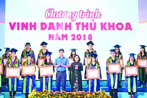 Đồng chí Thân Thị Thư, Ủy viên Ban Thường vụ, Trưởng ban Tuyên giáo Thành ủy TPHCM, chúc mừng các tân thủ khoa năm 2018