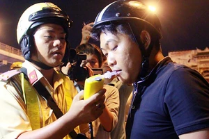 Cảnh sát giao thông TPHCM xử lý “ma men” tại ngã tư Hàng Xanh
