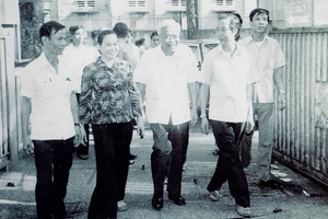 Đồng chí Nguyễn Thị Vân tiếp Phó Chủ tịch Hội đồng Bộ trưởng Phạm Hùng trong lần thăm Báo SGGP năm 1985