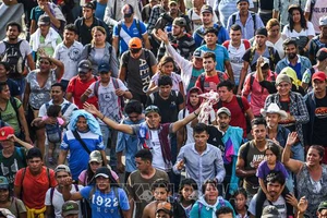 Người di cư Honduras trên hành trình tới Mỹ tại tuyến đường nối Ciudad Hidalgo và Tapachula, bang Chiapas, Mexico ngày 21-10-2018. Ảnh: AFP/TTXVN