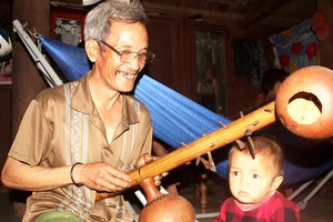 Già làng ở làng Plai Hmia vẫn chơi đàn Goong để ru cháu