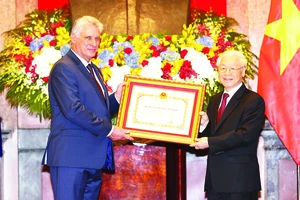 Tổng Bí thư, Chủ tịch nước Nguyễn Phú Trọng trao Huân chương Hồ Chí Minh tặng Chủ tịch Miguel Mario Diáz-Canel Bermúdez. Ảnh: TTXVN