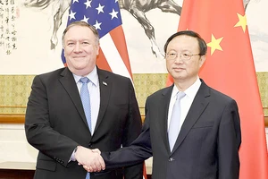 Ngoại trưởng Mỹ Mike Pompeo (trái) và Ủy viên Bộ Chính trị Trung Quốc Dương Khiết Trì trong một cuộc gặp tại Bắc Kinh