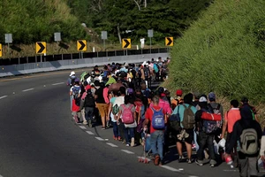 Một đoàn người di cư từ Trung Mỹ tìm đường qua Mexico đến nước Mỹ. Ảnh: Reuters