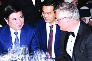 Chủ tịch UBND TPHCM Nguyễn Thành Phong trao đổi với ông Nicolas Audier, đồng Chủ tịch EuroCham. Ảnh: ĐỖ CAO