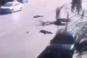 Một hình ảnh từ camera an ninh đăng trên Twitter cho thấy chiếc xe gây tai nạn (góc dưới phải) sau khi lao qua các học sinh trước trường tiểu học ở Huludao, Liêu Ninh, Trung Quốc, ngày 22-11-2018