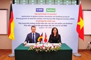 Đại diện công ty NutiFood ký kết với đại diện của Tập đoàn BASF Khu vực Đông Nam Á