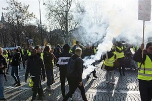 Những người ủng hộ phong trào "Áo vàng" biểu tình bạo loạn tại Paris, Pháp ngày 17/11/2018. Ảnh: AFP/TTXVN