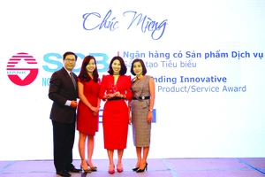 Bà Trần Thị Minh Thảo - Phó Giám đốc Khối Ngân hàng Bán lẻ (thứ hai từ phải sang) đại diện SCB nhận giải thưởng từ Ban tổ chức IDG