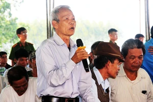 Một trong những cao niên tại xã Mỹ Thắng gửi kiến nghị đến lãnh đạo UBND tỉnh Bình Định. Ảnh: NGỌC OAI