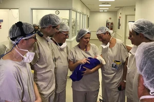 Bệnh viện Đại học Sao Paulo của Brazil ngày 4-12-2018 công bố ảnh các bác sĩ cùng em bé đầu tiên ra đời qua ghép tử cung từ người hiến đã chết, chụp ngày 15-12-2017