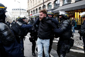 Một người biểu tình bị bắt gần ga xe lửa Saint Lazare ở Paris ngày 8-12-2018. REUTERS