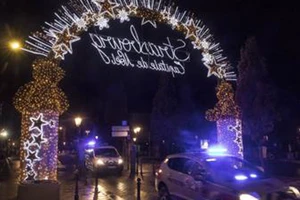 Cảnh sát phong tỏa chợ Giáng sinh Strasbourg ở Pháp sau vụ tấn công ngày 11-12-2018. AP