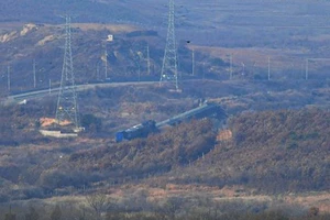 Đoàn tàu chở phái đoàn Hàn Quốc khởi hành từ thành phố Paju tới Triều Tiên tham gia khảo sát tuyến đường sắt xuyên biên giới giữa hai miền Triều Tiên, ngày 30-11-2018. Ảnh: YONHAP/TTXVN)