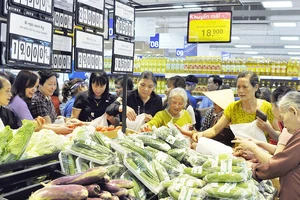 Người tiêu dùng chọn mua hàng hóa tại một siêu thị trên địa bàn TPHCM