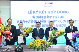 Ông Lê Văn Phước (thứ hai từ trái sang), được bổ nhiệm giữ chức vụ Chủ tịch HĐTV và ông Phạm Quốc Bảo (thứ hai từ phải sang) được bổ nhiệm giữ chức vụ Thành viên HĐTV, kiêm Tổng giám đốc EVNHCMC ​