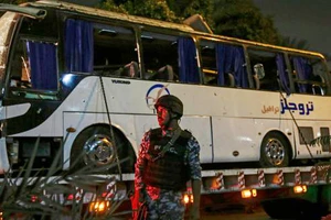 Chiếc xe buýt chở du khách Việt Nam bi đánh bom ngày 28-12-2018 ở Giza được đưa khỏi hiện trường. Ảnh: EPA