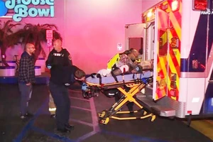 Người bị thương trong vụ bắn nhau ở Torrance, California, Mỹ, ngày 4-1-2019, được đưa đi cấp cứu. Ảnh: PMG NEWS