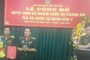 Trung tướng Nguyễn Văn Hạnh trao quyết định bổ nhiệm cho trung tá Trần Giang Nam