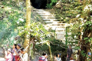 Du khách đến hang Tham Luang