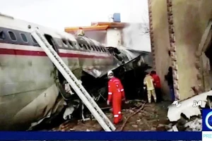Hiện trường vụ rơi máy bay. Ảnh: Reuters TV/Press TV