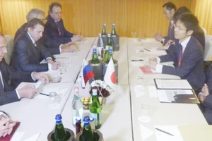 Ngoại trưởng Nhật Taro Kono (bìa phải) trong một lần gặp gỡ với người đồng cấp Nga Lavrov tại Rome. Ảnh: Kyodo.