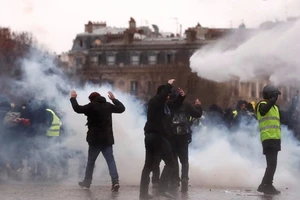 Cảnh sát dùng hơi cay, vòi rồng trấn áp đám đông biểu tình. Ảnh: Reuters