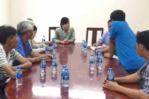  Các hộ dân canh tác ở đất vườn rau Tân Bình đang kê khai, nhận tiền hỗ trợ tại UBND phường 6, quận Tân Bình