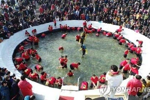 Tưng bừng lễ hội băng Hwacheon Sancheoneo 