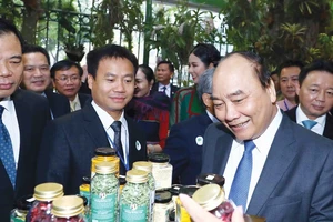 Thủ tướng Nguyễn Xuân Phúc và các đại biểu tham quan triển lãm. Ảnh: TTXVN