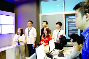 Chuyên gia nước ngoài tìm hiểu mô hình hoạt động tại Công viên Phần mềm Quang Trung