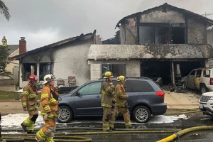 Lính cứu hỏa tại hiện trường tai nạn máy bay đâm xuống nhà dân ở Yorba Linda, California, Mỹ, ngày 3-2-2019. Ảnh: AP