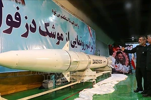 Tên lửa đạn đạo đời mới mang tên Dezful trưng bày tại một địa điểm bí mật ở Iran. Ảnh: AFP/TTXVN