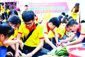 Các bạn trẻ tình nguyện chung tay gói bánh chưng xanh tặng các gia đình khó khăn
