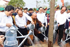 Thủ tướng Nguyễn Xuân Phúc dự Lễ phát động “Tết trồng cây đời đời nhớ ơn Bác Hồ” năm 2019. Ảnh: TTXVN