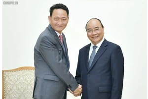 Thủ tướng Nguyễn Xuân Phúc và Đại sứ Hàn Quốc tại Việt Nam Kim Do-hyun. Ảnh: VGP/Quang Hiếu