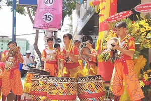 Thanh thiếu niên nhóm múa lân - sư - rồng Long Việt biểu diễn, thể hiện khát vọng sống lương thiện