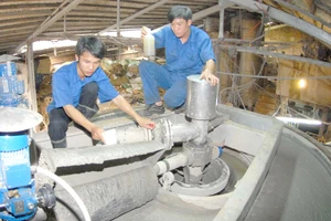 Xử lý nước thải tại doanh nghiệp sản xuất giấy, bao bì. Ảnh: CAO THĂNG