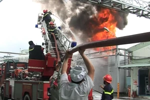 Triển khai nhân sự và phương tiện đến hiện trường xử lý một vụ cháy tại TPHCM