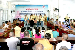  Đoàn nhạc sĩ thăm, tặng quà, giao lưu văn nghệ tại Trung tâm Công tác xã hội tỉnh Vĩnh Long 