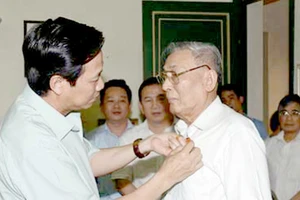 Đồng chí Đồng Sỹ Nguyên được trao tặng Huy hiệu 75 năm tuổi Đảng. Ảnh: Văn phòng Chính phủ