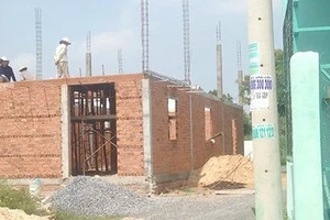Nhiều công trình vi phạm xây dựng ở huyện Hóc Môn (TPHCM). 