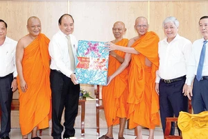 Thủ tướng Nguyễn Xuân Phúc tặng quà chúc Tết Chôl Chnăm Thmây tại Học viện Phật giáo Nam tông Khmer. Ảnh: MINH NGỌC