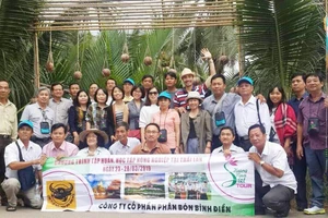 100 nông dân giỏi được Công ty Bình Điền đưa đi thăm quan và học tập kinh nghiệm tại Thái Lan. Ảnh: CÔNG DANH