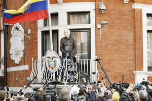Julian Assange phát biểu với truyền thông từ ban công Đại sứ quán Ecuador ở London, Anh, ngày 19-5-2017. Ảnh: AP