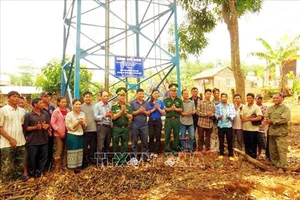 Bàn giao công trình nước sạch vùng biên cho đồng bào xã Thuận An, huyện Đắc Mil, tỉnh Đắk Nông. Ảnh: TTXVN 