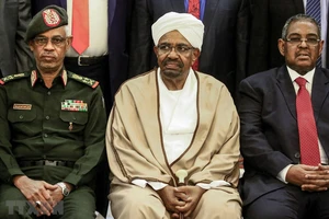 Ông Omar al-Bashir (giữa) lúc là Tổng thống Sudan và Bộ trưởng Quốc phòng Ahmed Awad Ibnouf (trái) tại lễ tuyên thệ nhậm chức của các thành viên nội các ở thủ đô Khartoum ngày 14-3-2019. Ảnh: AFP/TTXVN